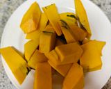 รูปขั้นตอนการทำที่ 1 ของ ฟักทองผัดไข่ใบโหระพา