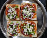 બ્રેડ પીઝા (Bread Pizza Recipe In Gujarati) રેસીપી સ્ટેપ1ફોટો