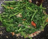 Foto langkah ke 6 dari resep Cah Kangkung Terasi.