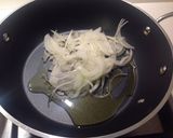 Foto del passaggio 3 della ricetta Tonno marinato, con cipolla caramellata all'arancia e cestino di spaghetti con finocchio e arancia