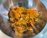 Une image de l'étape 6 de Poulet mariné aux carottes, champignons, épices et coriandre.