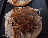 รูปขั้นตอนการทำที่ 4 ของ แฮมเบอร์เกอร์ หมูฉีก Pulled Pork
