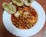 Foto del paso 4 de la receta: Guiso marinero de garbanzos con bacalao y langostinos