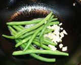 A picture of step 4 of Buttery Sautéed French Beans with sesame seeds.