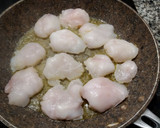 Foto del paso 3 de la receta: Cocochas de rape en salsa