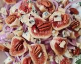 Foto del paso 3 de la receta: Ensalada de higos negros, cebolla morada, queso azul con pecanas