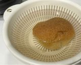 Hình bước làm 2 của món Canh Ngải Cứu Tiềm Nấm Hầu Thủ Chay