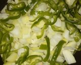 Foto del paso 1 de la receta: Pollo en salsa con cebolla y pimiento verde