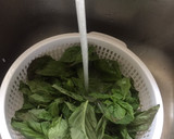 Foto del paso 1 de la receta: Salsa Pesto 💝 Albahaca 🌿 mi salsa preferida 😍 con pasta farfalle, sola o con albóndigas