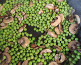Foto del paso 2 de la receta: Arroz con guisantes y champiñones