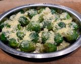 Foto del paso 2 de la receta: Brochetes de langostinos y panceta ahumada con repollitos de brusellas gratinados con parmesano