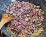 Foto del paso 3 de la receta: Calamarcitos en su tinta encebollados y roneados