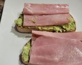 Foto del paso 3 de la receta: Tostas con crema de aguacate y queso, jamón york y cherries