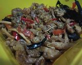 Foto langkah ke 3 dari resep Ayam Suwir Jamur Kecap.