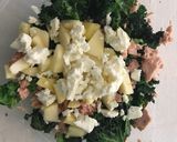 Foto del paso 5 de la receta: Ensalada #tupper de kale, manzana, atún y queso de Cabra con vinagreta de piquillos