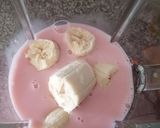 Foto del paso 1 de la receta: Licuado de banana - frutilla 🍌 🧊 🍓