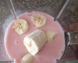 Foto del paso 1 de la receta: Licuado de banana - frutilla 🍌 🧊 🍓