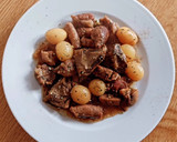 Foto del paso 10 de la receta: Lagarto y salchichas de cerdo con champiñones, patatas y alcachofas