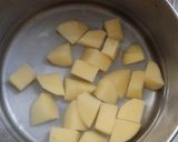 Foto langkah ke 1 dari resep Tumis Kentang Telur Lada Hitam.