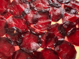 Ensalada de espárragos blancos sobre carpaccio de manzana y remolacha