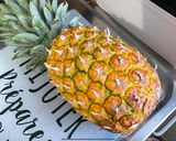 Une image de l'étape 1 de Salade d’ananas aux fraises, raisin et myrtilles.