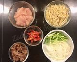 รูปขั้นตอนการทำที่ 1 ของ อกไก่ผัดขิง เห็ดหูหนูสด