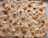 Foto del passaggio 4 della ricetta Quadrotti alla frutta secca