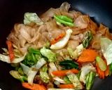 รูปขั้นตอนการทำที่ 5 ของ ก๋วยเตี๋ยวผัดซีอิ้วทะเล