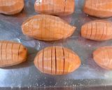 Gambar langkah 2 resipi Hasselback sweet potato.