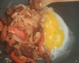 รูปขั้นตอนการทำที่ 2 ของ เส้นใหญ่คั่วไก่กรอบผัดพริกเผา โรยใบมะนาว #upcycle no. 19