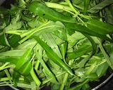 Foto langkah ke 3 dari resep Tumis Kangkung Saus Tiram.