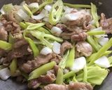 รูปขั้นตอนการทำที่ 2 ของ “ผัดพริกอ่อนหมูหมักตับสด”