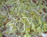 Foto del paso 3 de la receta: Salsa liviana de puerros y queso crema light