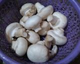 A picture of step 1 of Mushroom Matar curry.