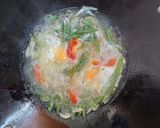 Foto langkah ke 4 dari resep Sayur bening telur mi lasa.