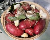 Une image de l'étape 6 de Pommes de terre au diable, ail confit et herbes aromatiques.