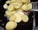 A picture of step 4 of Tawa aloo ki katliyan.