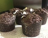 Foto langkah ke 6 dari resep Muffin Coklat Super Nyoklat | Kilat | No Mixer.