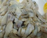 A picture of step 1 of Stir-Fried Razor Clams with Water Spinach.