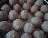 डेसीकेटेड नारळाचे लाडू (dessicated naralache ladoo recipe in marathi) रेसिपी स्टेप 5 फोटो 