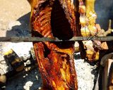 Foto del paso 3 de la receta: Lechón a la estaca, cocinado a leña