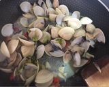 Foto del paso 3 de la receta: Atún en salsa picante 🌶 con almejas