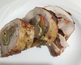 Foto del paso 7 de la receta: Cuarto de pollo deshuesado asado al carbón, relleno de beicon, pimiento y champiñones