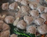 Foto langkah ke 3 dari resep Sop Bakso Tahu Jamur Wortel Berempah.