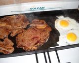 Foto del paso 5 de la receta: Bife a la chapa, huevo, puré de papa con espinaca