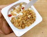 Hình bước làm 1 của món Sữa chua mix ngũ cốc ăn chiều
