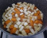 Foto del passaggio 2 della ricetta Vellutata di zucca, sedano rapa e zenzero