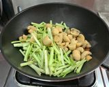 芹菜炒洋菇(簡單料理)的食譜步驟6照片