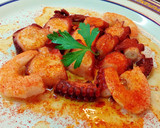 Foto del paso 4 de la receta: Tapa de Pulpo con langostinos al pimentón