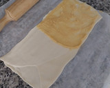 Foto del paso 3 de la receta: Lazos de hojaldre rellenos de crema de almendras y puntas de chocolate